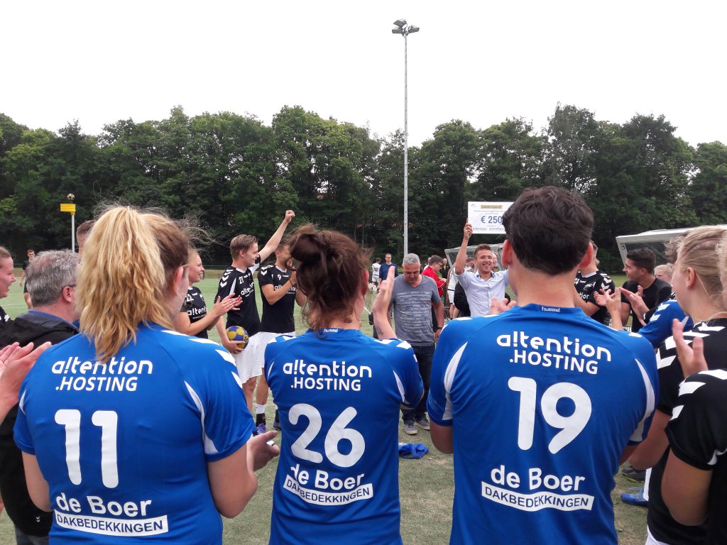 Selectie Oost-Arnhem ontvangt cheque hoofdsponsor A!tention