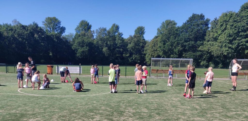 Kinderen van de Boomhut en Julianaschool maken spelenderwijs kennis met korfbal.